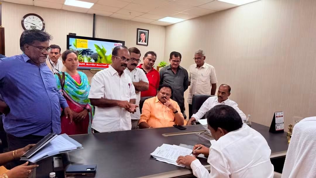 cituapc's tweet photo. సామాజిక శంఖారావం అధ్యయన యాత్రల్లో వెలుగులోకి వచ్చిన దళితుల భూ, ఇళ్ల స్థలాలు, స్మశాన వాటికలు, విద్య, వైద్యం, ఉపాధి సమస్యలను పరిష్కరించాలని మంత్రి డా. డోలా శ్రీ బాలవీరాంజనేయ స్వామికి ప్రతినిధి బృందం వినతిపత్రం అందజేసింది.
#SocialJustice #DalitRights #CITU #KVPS https://t.co/0XvfcOTXmU