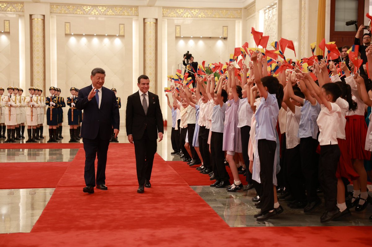 CancilleriaEc's tweet photo. 🇪🇨🇨🇳 Ecuador fortalece sus relaciones con China.

En Beijing, el presidente de la República Popular China, Xi Jinping, ofreció una ceremonia oficial de bienvenida al presidente @DanielNoboaOk en el Gran Palacio del Pueblo.

El canciller @robertokuryec acompañó al mandatario ecuatoriano en este importante encuentro, que marca el inicio de una agenda de alto nivel para fortalecer la cooperación y las relaciones entre ambos países.