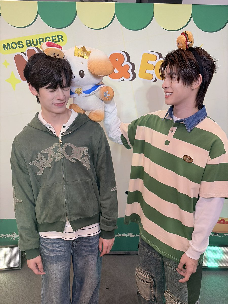 MOSBurger_Th's tweet photo. 🐶🐻‍❄️ วันนิ @BokBear__DMD  ก็มาให้กำลังใจพี่จี๋ปิ๊ปค้าบบบ💞

ย่ายเจ่พิ่มี๊มอสเอ็นดูที่ฉุดดดด ✨🌟

TTP WITH MOS BURGER

#MOSBURGERxTEETEEPOR https://t.co/HTYEli6i7b