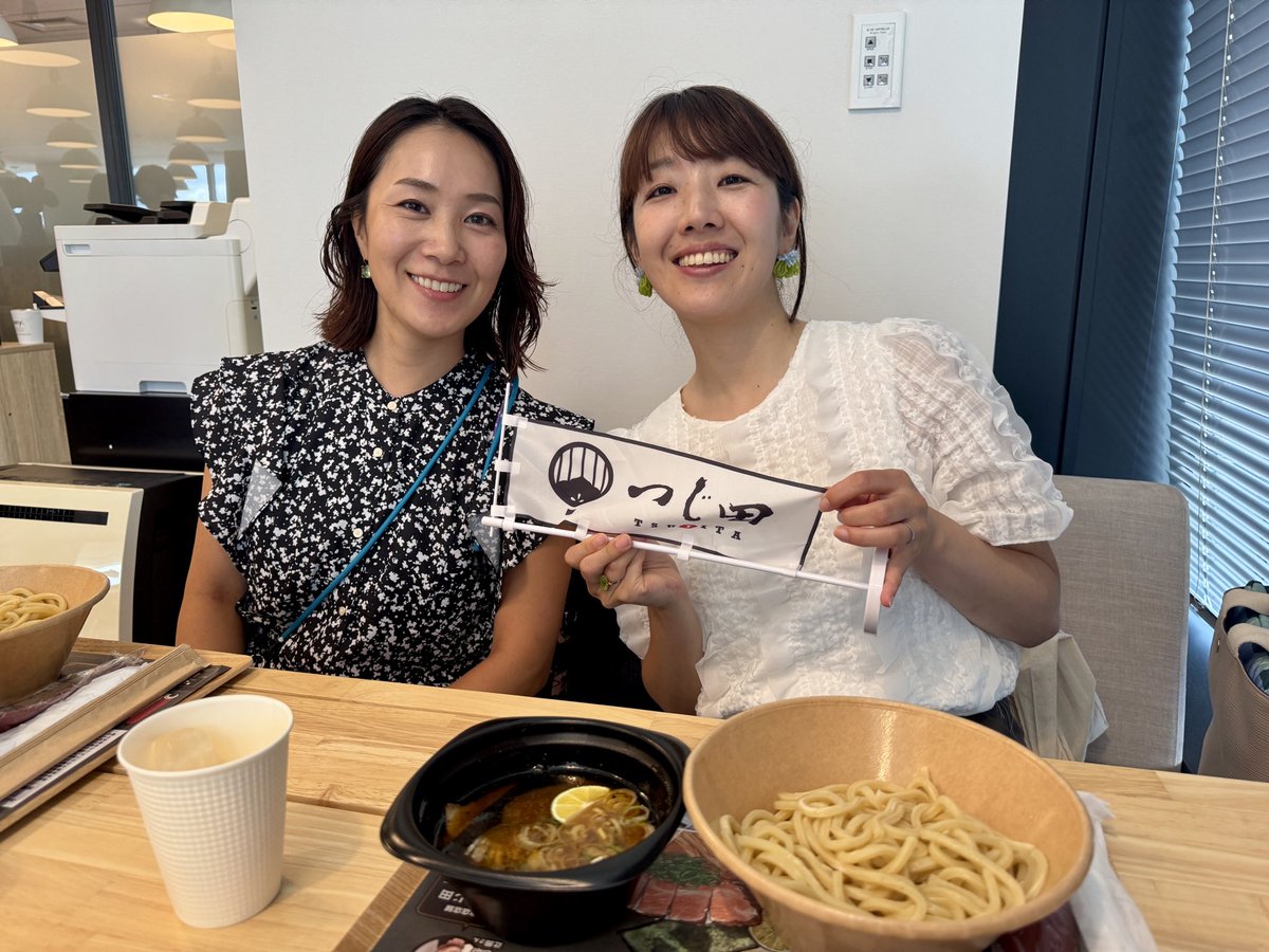 shimizu_ryuta's tweet photo. ついに、「つじ田」がanyオフィスにも🍜
初の湯ぎりをこんなところで体験するとは！楽しく美味しくいただきました🙏✨

スタクラのお二人も「えにむすび(※#みん食 を食べながら交流するランチコンテンツ)」に遊びに来てくれました！🙌 @kayochaaaaan 、リエさん有難うございました！ https://t.co/bvWrm0z9O7