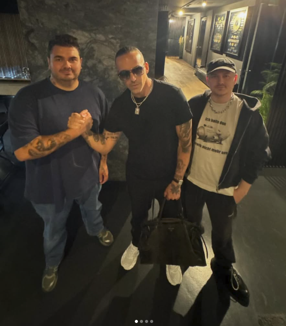 fwfderboss's tweet photo. RAF Camora lässt sich seine Beats jetzt von Turnup Tun machen 😭😭😭 https://t.co/ofrnt8upi6