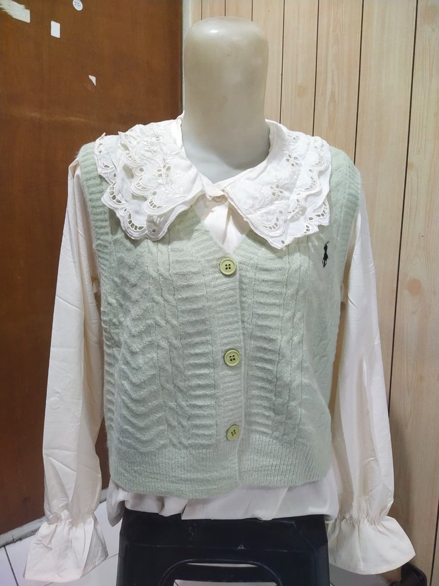 Feniooo's tweet photo. Halo semuanya, aku lagi ngabisin stok baju ibu aku karena udh gajualan lagi di pasarr. Untuk yang mau tanya-tanya boleh bgt chat yaa. Terimakasih 🩵 https://t.co/OiM9xWXcaE