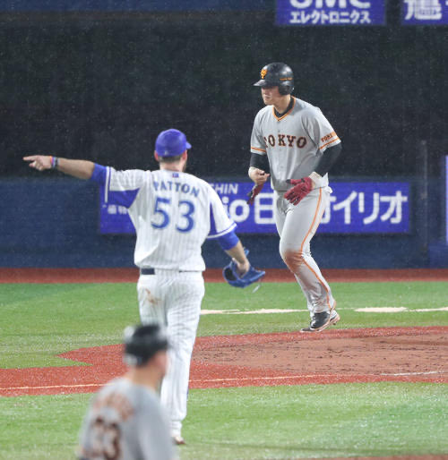 showshow97's tweet photo. @kmpr_third 完全にバットが回っていたにも関わらず、自らスイングを認めずに一塁に向かう岡本和真選手です。 https://t.co/Akj4D0NCF0