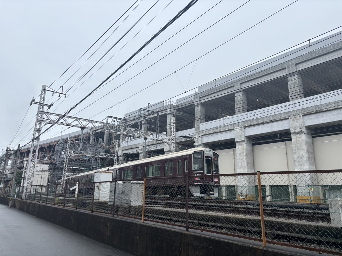 mansion__cat's tweet photo. 阪急淡路駅付近の高架化、また5年延期の見通し。

完成予定
2012年度（当初）
↓
2031年度（現計画）
↓
2036年度（今回の見通し）

特急も停まる淡路駅。
完成予定も、そろそろ2036年度で停まってくれますよね…？ https://t.co/Z1Slx3WQY6