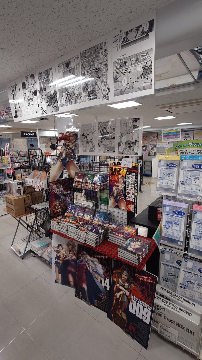 KatatsukiNanoha's tweet photo. 閉店前に新宿の紀伊國屋書店へ立ち寄った。
いよいよ明日ブラックラグーン14巻の発売日か https://t.co/hq5XR3cJSw
