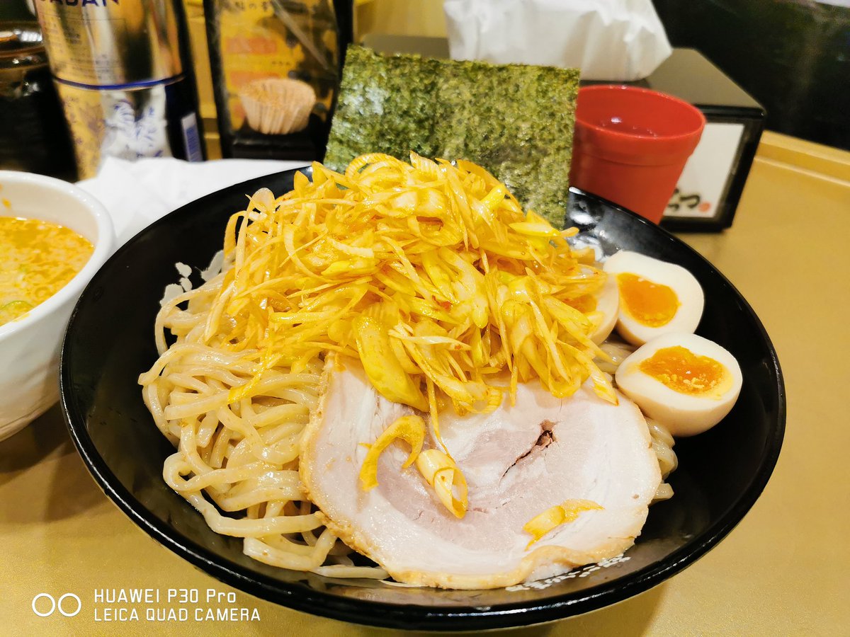 jenny0801love's tweet photo. らーめん部活@仕事中！
お盆休み明け一発目は ごっつ！o(^-^)o

つけ麺 大地（味噌）🍜 大盛り＆辛ネギをトッピング。

甘めの味噌には卓上の豆板醤が良く合う。そしてﾀﾌﾟｰﾘの背脂がもっちもち全粒粉麺によく絡むんでウマー！(｡￫∀￩｡)

#超ごってり麺ごっつ  秋葉原店
#ラバウルラーメンメモ https://t.co/oBLzZcwSh0