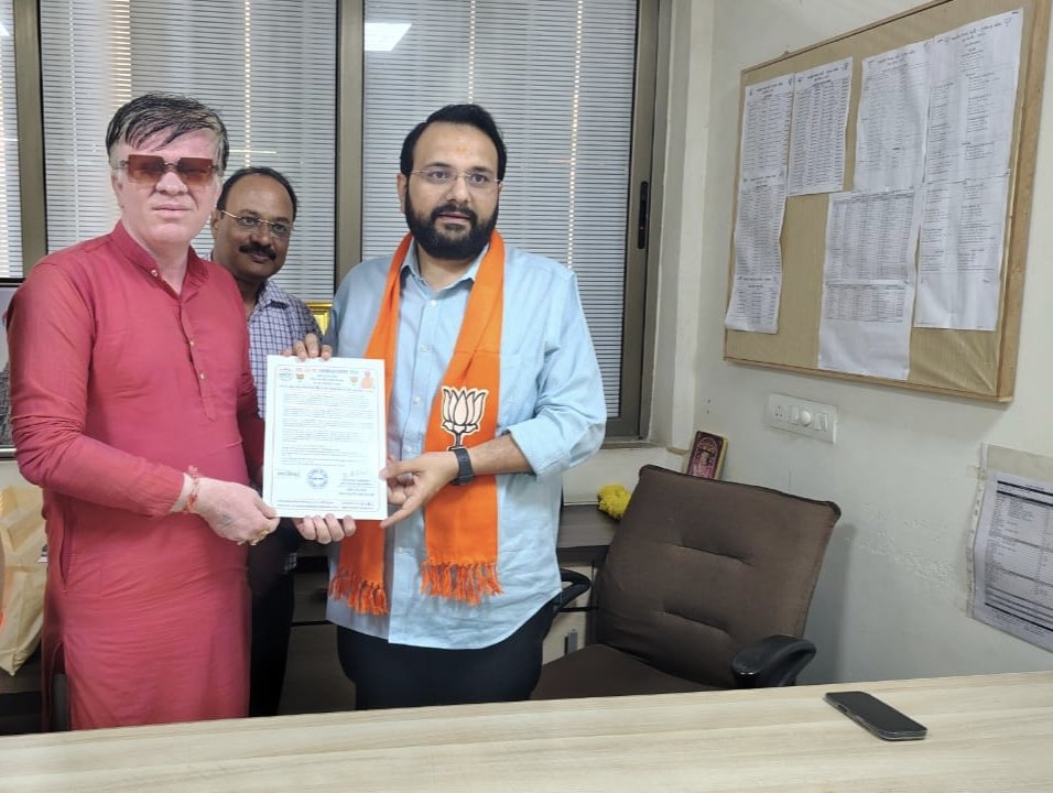 Darshan4bjp's tweet photo. भारतीय जनता पार्टी के वडोदरा के सांसद और गुजरात प्रदेश युवा अध्यक्ष @drhemangjoshimp जी को राष्ट्रीय युवा मोर्चा अध्यक्ष नियुक्त होने पर खूब अभिनंदन शुभकामनाएं आप आने वाली नए जेनरेशन को आपका मार्गदर्शन और आपका अनुभव से देश की युवाओं को प्रगति और सक्षम करने का सहयोग करेंगे इसी हमारी शुभकामनाएं 
भा ज पा जनकल्याण मंच राष्ट्रीय अध्यक्ष दर्शन शाह