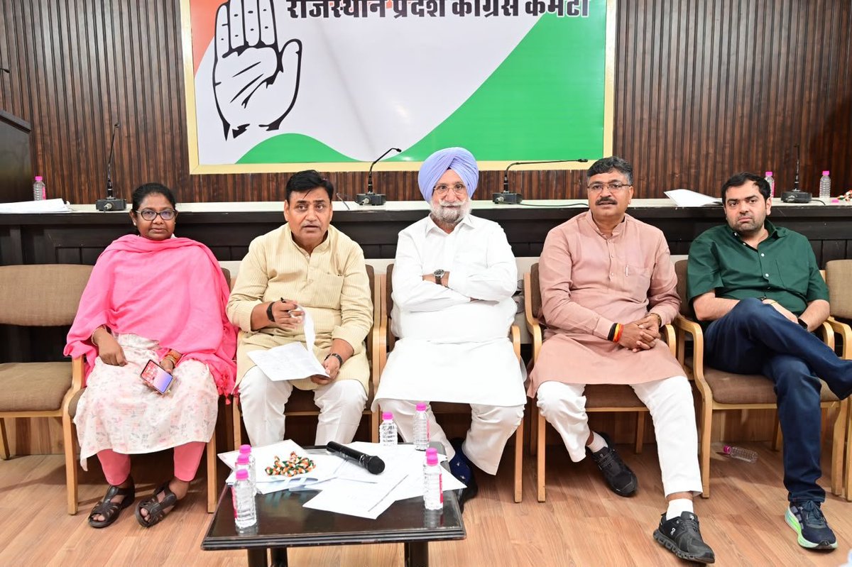 AshokChandnaINC's tweet photo. हाड़ौती संभाग के नगर निकाय चुनावों की प्लानिंग मीटिंग में कांग्रेस कार्यालय में शामिल हुआ। https://t.co/O3kfYZJ13W