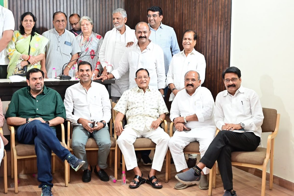 AshokChandnaINC's tweet photo. हाड़ौती संभाग के नगर निकाय चुनावों की प्लानिंग मीटिंग में कांग्रेस कार्यालय में शामिल हुआ। https://t.co/O3kfYZJ13W