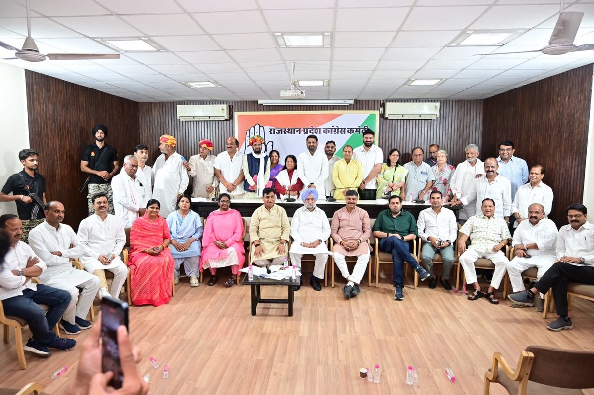 AshokChandnaINC's tweet photo. हाड़ौती संभाग के नगर निकाय चुनावों की प्लानिंग मीटिंग में कांग्रेस कार्यालय में शामिल हुआ। https://t.co/O3kfYZJ13W