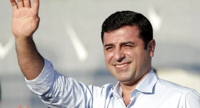 Demirtas_neferi's tweet photo. Demirtaş: Çocuklarımıza güzel bir ülkeyi miras bırakalım. Yılmadık, bıkmadık, geri adım atmadık. 12 metre karelik bir hücredeyim ama burada yazıyorum, çiziyorum, üretiyorum, vazgeçmiyorum. Çünkü özgürlük mücadelesi ilkesel bir duruş, bir yaşam felsefesidir. https://t.co/Q1Iadiwamn