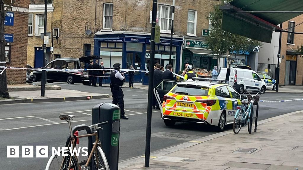 BBCLondonNews's tweet photo. One dead and two in hospital after triple stabbing ➡️ https://t.co/zFFLYXTQvq https://t.co/360rlo0Whn