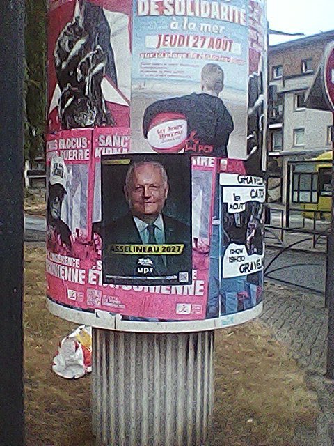 gigante81155319's tweet photo. Nos adhérents du Nord Pas de Calais toujours au taquet !! Au moindre panneau libre d affichage, @f_asselineau 
Est présent !! Nos militants esprits vifs et déterminés @frexit @Upr59@Upr62
@UPRCyber @uprtvfa @resistance 
Secteur Cote d Opale 🌿🇫🇷 https://t.co/21AJrlS1Vm