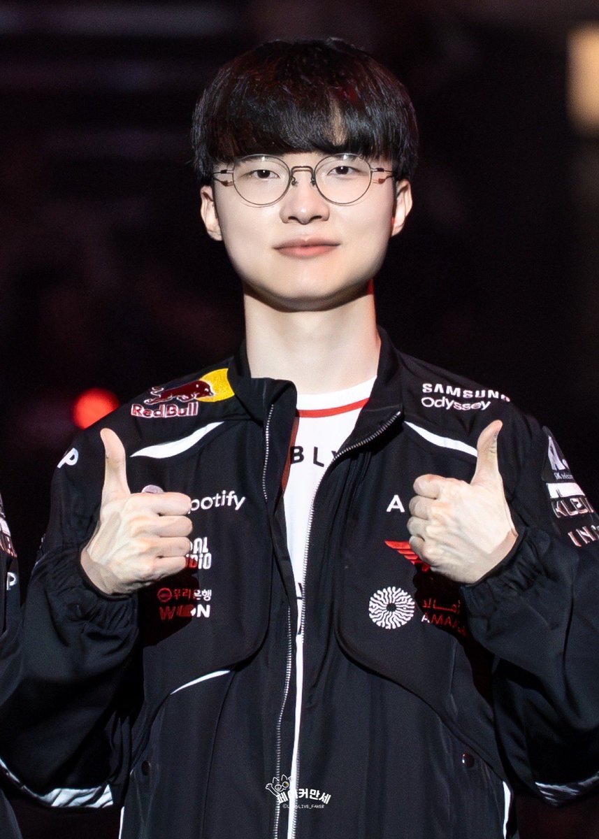LONGLIVE_FAKER's tweet photo. 260816 T1 Home Ground

쌍따봉👍🏻👍🏻

#Faker #페이커 https://t.co/gBO4q7kXTd