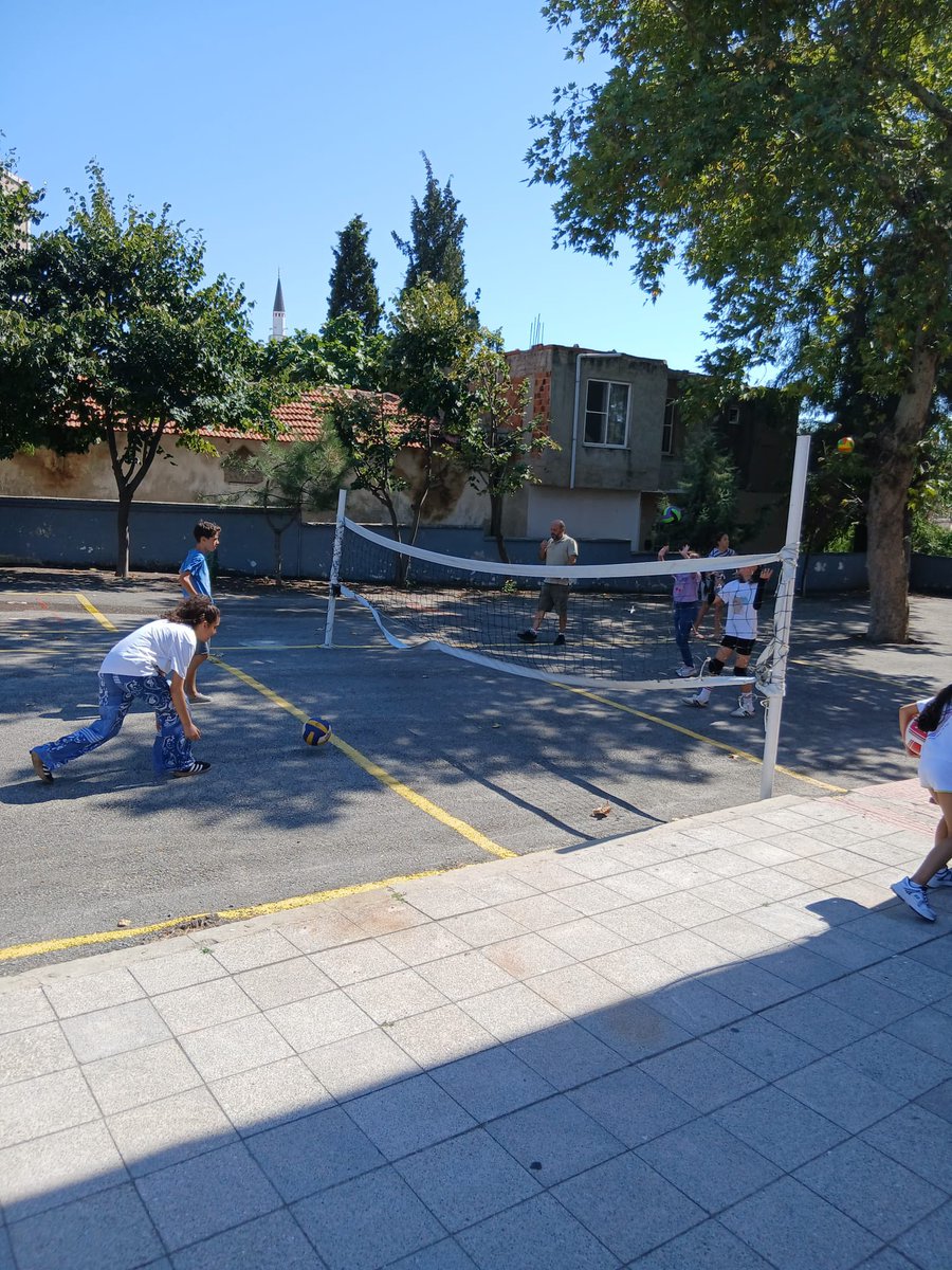 Ergeneio1's tweet photo. Ergene İlkokulu’nda Yaz Okulu Voleybol Kursu Devam Ediyor

Ergene İlkokulu’nda 2026 Yaz Okulu kapsamında 3 ve 4. sınıf öğrencilerine yönelik olarak başlatılan Voleybol Kursu, öğrencilerin yoğun ilgisi ve aktif katılımıyla devam ediyor.
@mktrky https://t.co/kRoGtolKr9