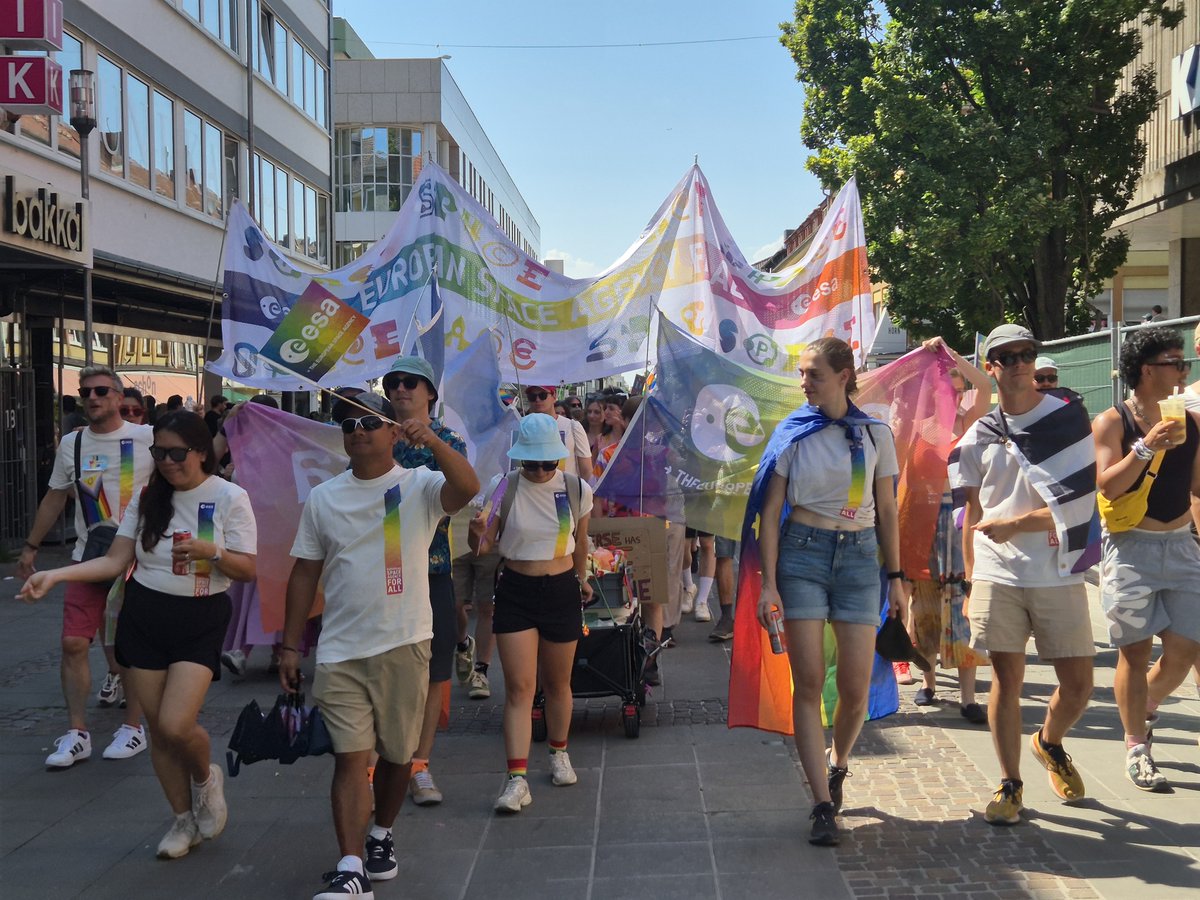 esaoperations's tweet photo. 🌈 On Saturday, @esa's #ESOC colleagues marched with #Pride at the #csddarmstadt alongside @eumetsat  and vielbunt e.V.. 🌈

Why? Because inclusive teams power innovation and strengthen our people, our missions and the future of the space sector. 🪐

#ESA #CSD #FuerUnsAlle

📸ESA & contributors