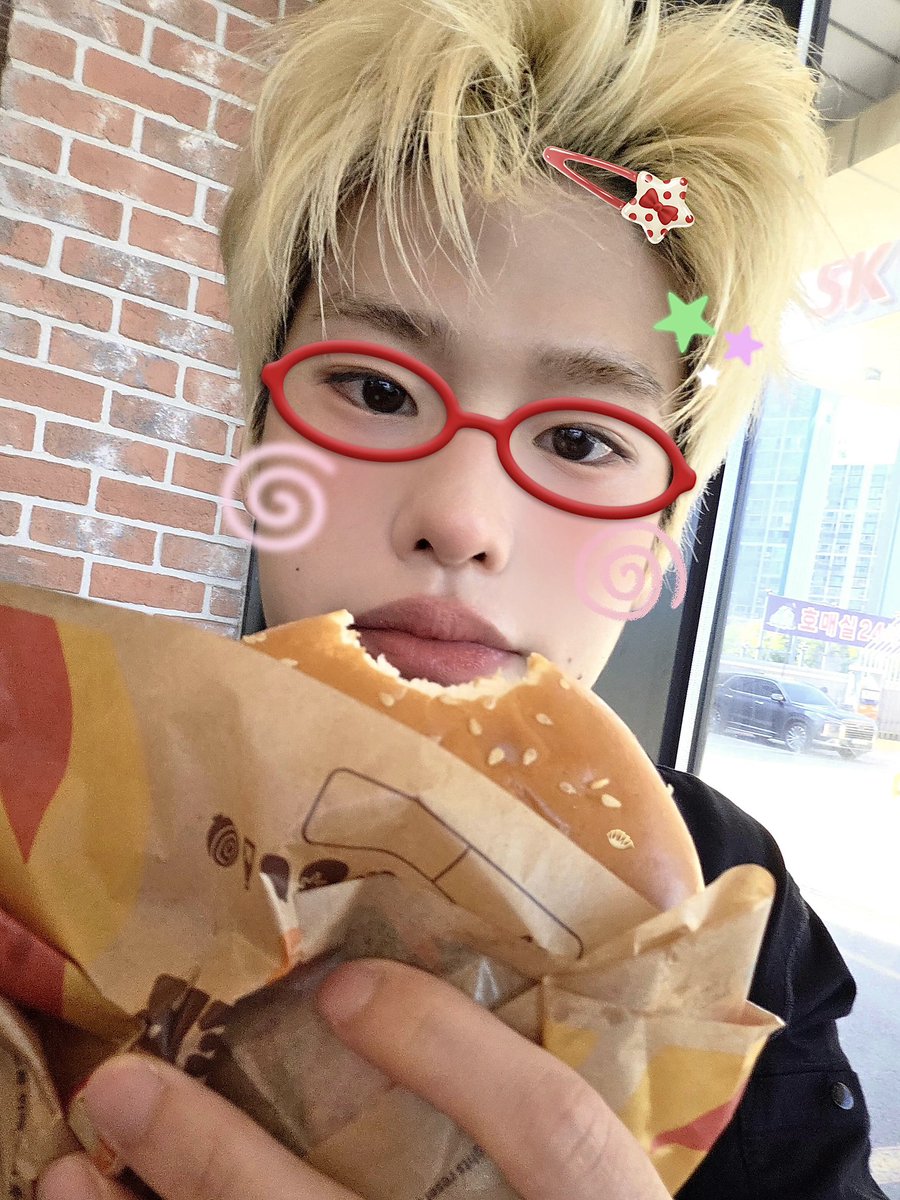 greenxhee's tweet photo. 🎀👓🍋🩷 https://t.co/40nELl3AWx