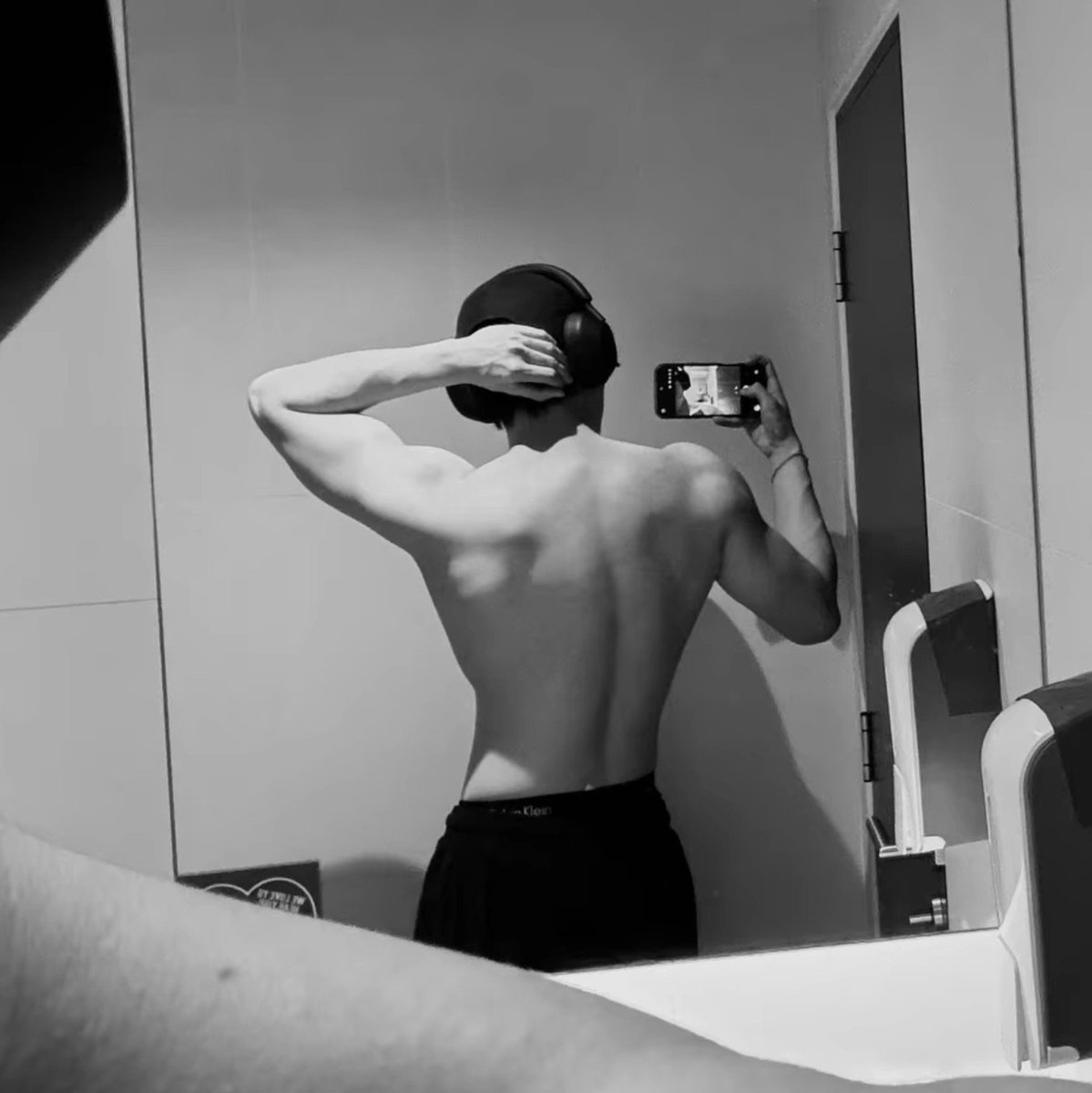 northootto's tweet photo. Preciso do phupha gravando aquela trend big guy com o teddy, isso ia mudar minha vida 

#phuphasrp #teddyyy https://t.co/ku4zTK03ls