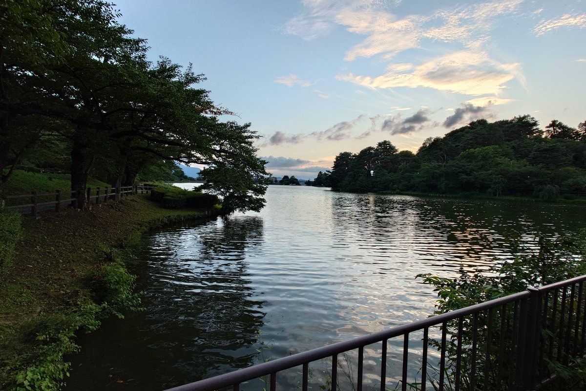 sakurai_take's tweet photo. 盛岡帰省最終日
荷物を宅急便で送る依頼した帰りに【高松の池】へ立ち寄って少し癒されてきました。
2枚目は半分顔出した池越しの岩手山
池には1mを超える大きなコイが💦

そして帰りの荷物を纏め中。。
盛岡では日の目を見なかった道具😪 https://t.co/2TqkRQ3RAg
