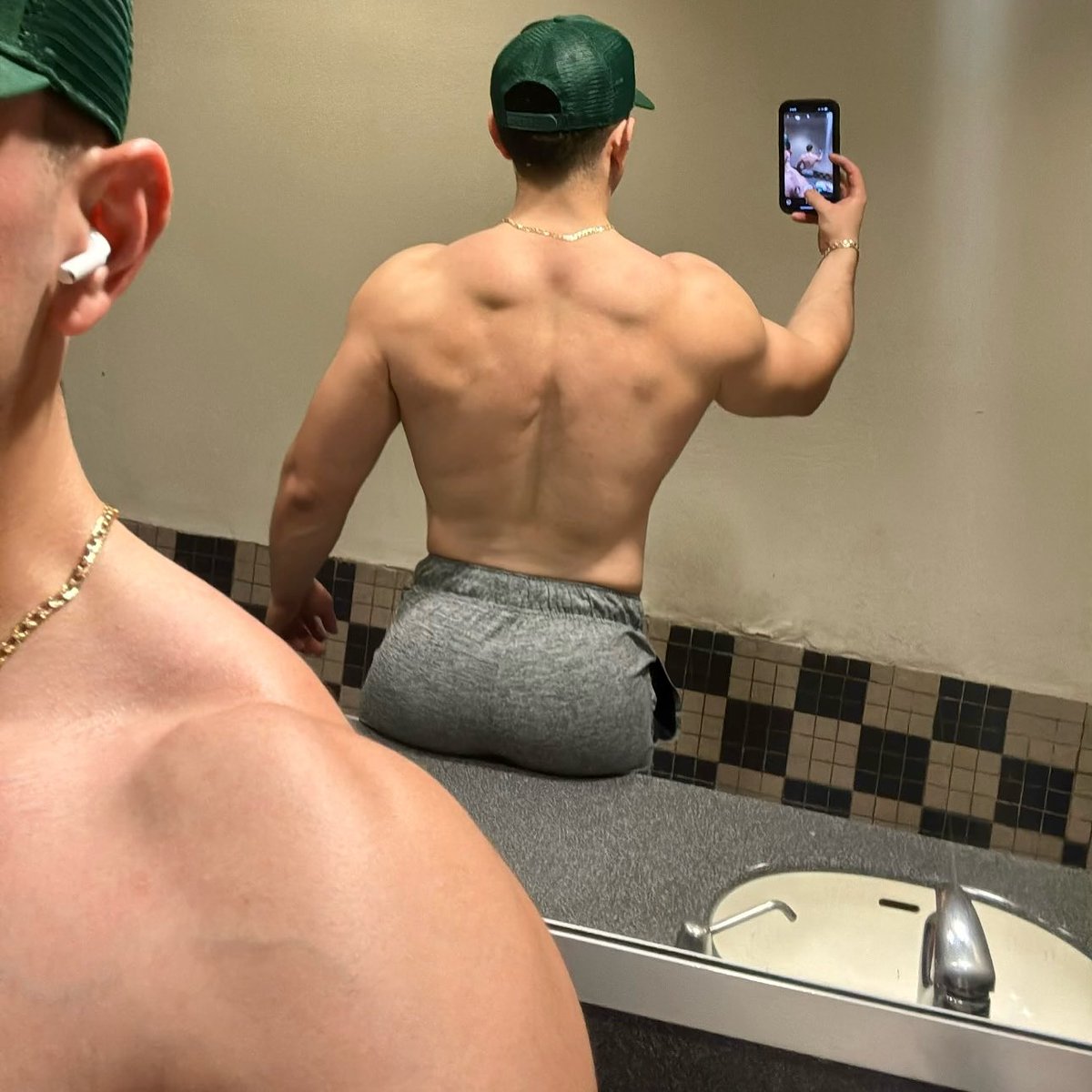 Jacboy09's tweet photo. Gym session got a little… distracting.👀🍑🍆🍒🥵 https://t.co/iujukQxqYP