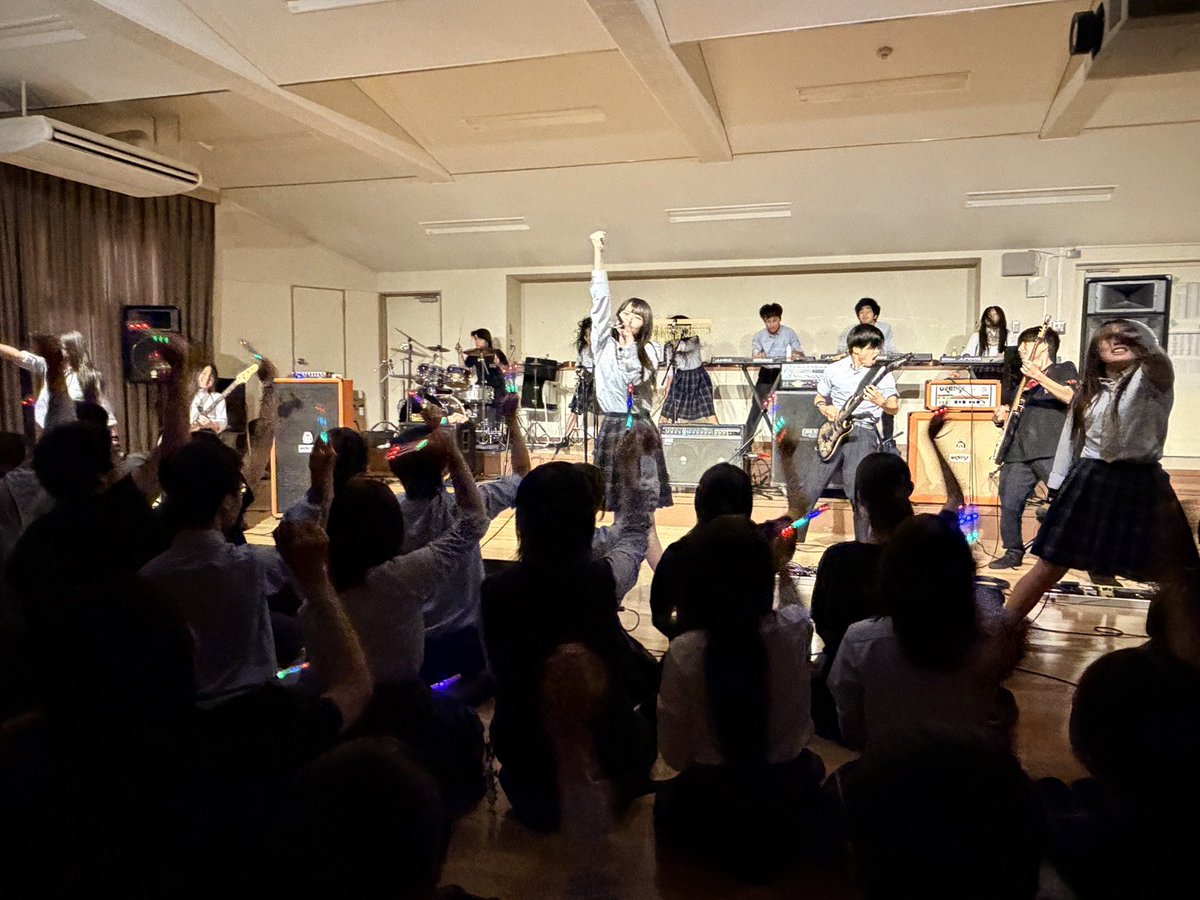 naraikuei_keion's tweet photo. 🔥⚡️🔥 あと1日 ⚡️🔥⚡️

明日は全国軽音楽コンテスト(埼玉)・スニーカーエイジ関西大会予選(大阪)の出演日！！

スニーカー組は最終の合わせ・壮行会・円陣を経て、準備完了。
明日は奈良育英軽音楽部クラブ一丸で、積み重ねてきたすべてを出せるように頑張ります！

Rise and roar over the world！！ https://t.co/WilV3n3afC