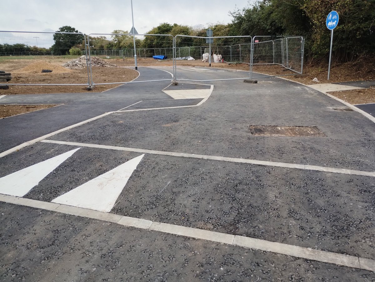 Di_Rex_McSigny's tweet photo. @WorldBollard 🤔I think this could end up with some. Given that a lost garden landscaper accelerated with complete faith that he was going in the right direction, nearly took of at the bump and just stopped before trashing the Heras fencing🙄 https://t.co/m9vmzPhzte