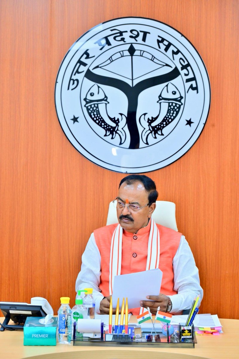 kpmaurya1's tweet photo. लखनऊ स्थित कैम्प कार्यालय पर ग्राम्य विकास विभाग के वरिष्ठ अधिकारियों के साथ विकास कार्यों से संबंधित विभिन्न विषयों पर समीक्षा बैठक की।

यशस्वी प्रधानमंत्री श्री @narendramodi जी के कुशल नेतृत्व में ‘विकसित भारत’ के संकल्प को साकार करने के लिए समृद्ध एवं आत्मनिर्भर गांव हमारी प्राथमिकता है। गांवों की खुशहाली और ग्रामीण अर्थव्यवस्था की मजबूती ही ‘विकसित भारत-विकसित उत्तर प्रदेश’ की सशक्त आधारशिला है।

बैठक में अधिकारियों को ग्रामीण विकास की योजनाओं का प्रभावी एवं पारदर्शी क्रियान्वयन सुनिश्चित करते हुए प्रत्येक पात्र व्यक्ति तक योजनाओं का लाभ समयबद्ध रूप से पहुंचाने तथा विकास कार्यों की गुणवत्ता पर विशेष ध्यान देने के निर्देश दिए।