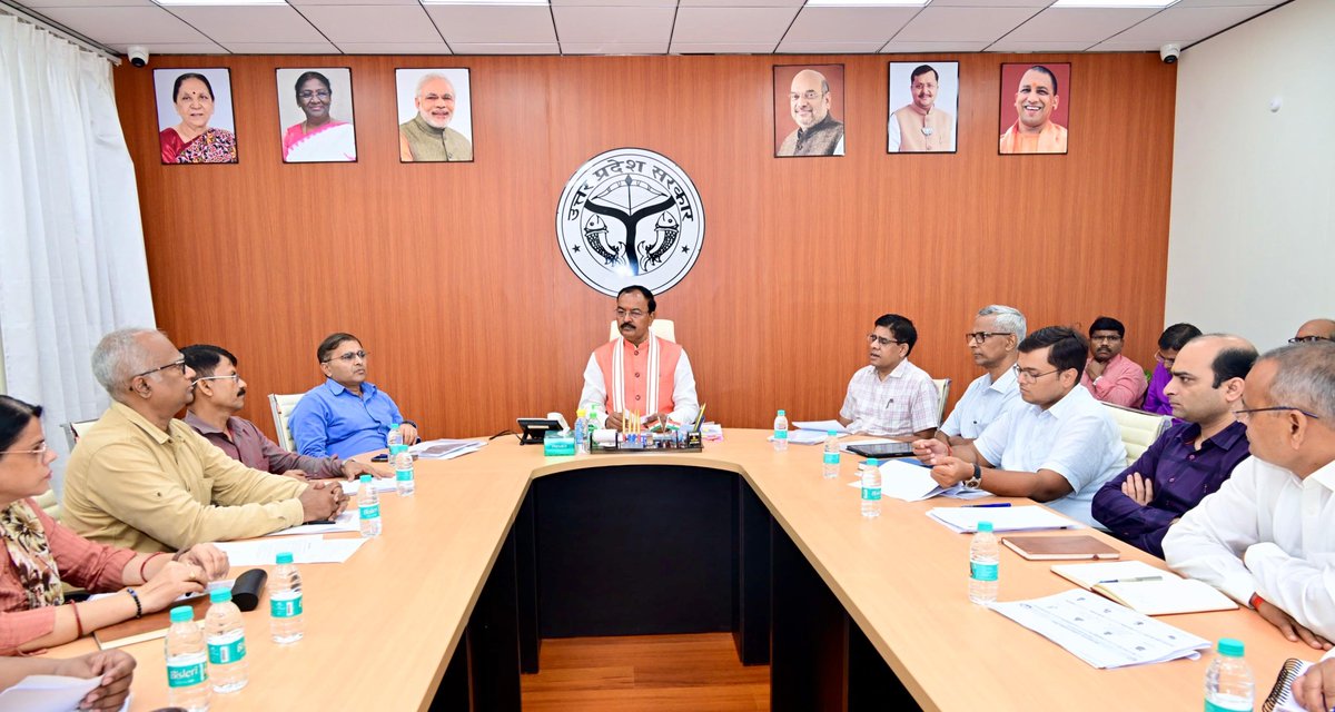kpmaurya1's tweet photo. लखनऊ स्थित कैम्प कार्यालय पर ग्राम्य विकास विभाग के वरिष्ठ अधिकारियों के साथ विकास कार्यों से संबंधित विभिन्न विषयों पर समीक्षा बैठक की।

यशस्वी प्रधानमंत्री श्री @narendramodi जी के कुशल नेतृत्व में ‘विकसित भारत’ के संकल्प को साकार करने के लिए समृद्ध एवं आत्मनिर्भर गांव हमारी प्राथमिकता है। गांवों की खुशहाली और ग्रामीण अर्थव्यवस्था की मजबूती ही ‘विकसित भारत-विकसित उत्तर प्रदेश’ की सशक्त आधारशिला है।

बैठक में अधिकारियों को ग्रामीण विकास की योजनाओं का प्रभावी एवं पारदर्शी क्रियान्वयन सुनिश्चित करते हुए प्रत्येक पात्र व्यक्ति तक योजनाओं का लाभ समयबद्ध रूप से पहुंचाने तथा विकास कार्यों की गुणवत्ता पर विशेष ध्यान देने के निर्देश दिए।