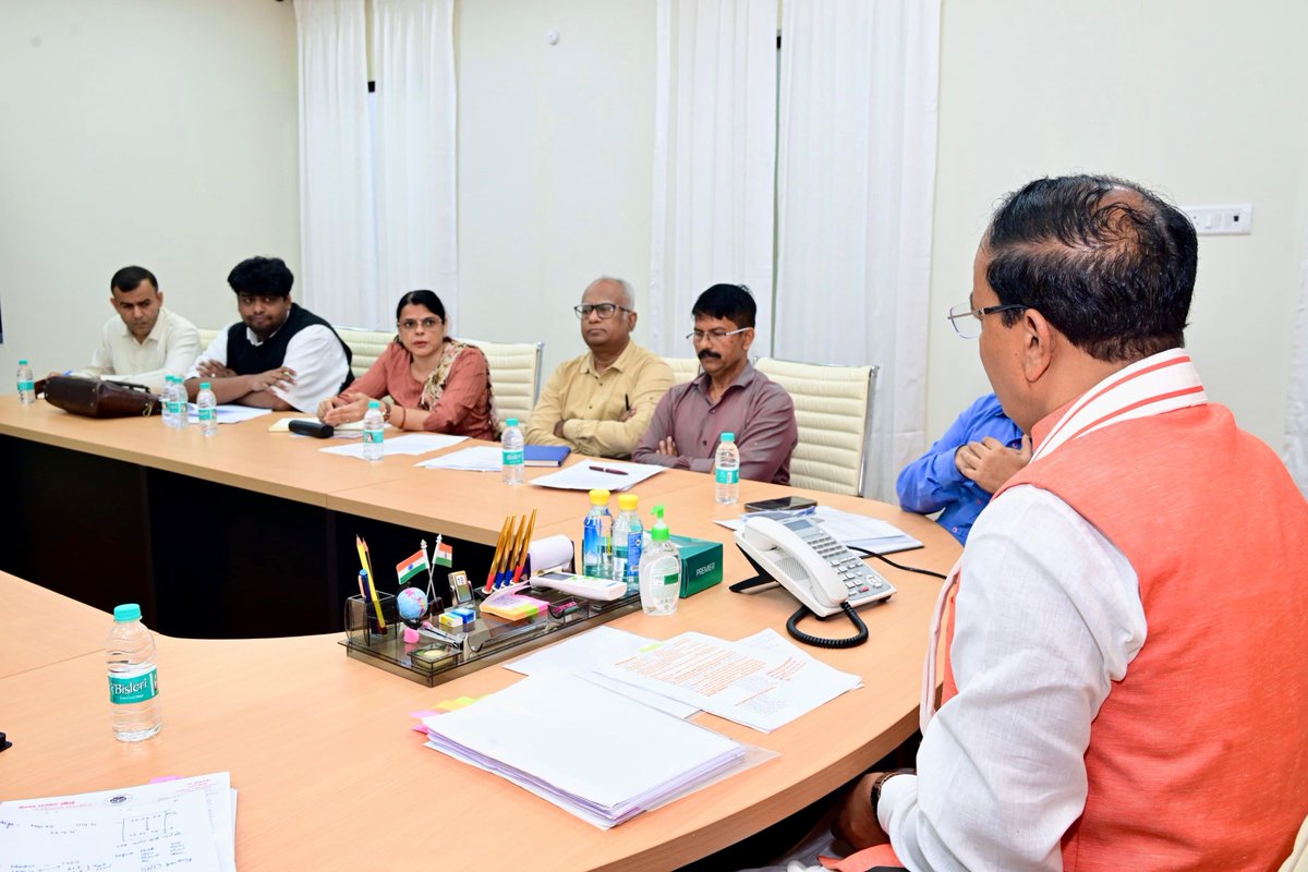 kpmaurya1's tweet photo. लखनऊ स्थित कैम्प कार्यालय पर ग्राम्य विकास विभाग के वरिष्ठ अधिकारियों के साथ विकास कार्यों से संबंधित विभिन्न विषयों पर समीक्षा बैठक की।

यशस्वी प्रधानमंत्री श्री @narendramodi जी के कुशल नेतृत्व में ‘विकसित भारत’ के संकल्प को साकार करने के लिए समृद्ध एवं आत्मनिर्भर गांव हमारी प्राथमिकता है। गांवों की खुशहाली और ग्रामीण अर्थव्यवस्था की मजबूती ही ‘विकसित भारत-विकसित उत्तर प्रदेश’ की सशक्त आधारशिला है।

बैठक में अधिकारियों को ग्रामीण विकास की योजनाओं का प्रभावी एवं पारदर्शी क्रियान्वयन सुनिश्चित करते हुए प्रत्येक पात्र व्यक्ति तक योजनाओं का लाभ समयबद्ध रूप से पहुंचाने तथा विकास कार्यों की गुणवत्ता पर विशेष ध्यान देने के निर्देश दिए।