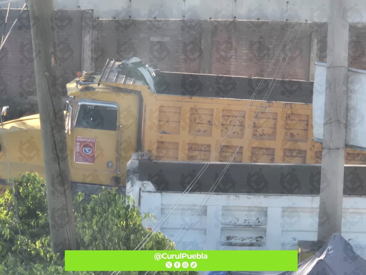 CurulPuebla's tweet photo. 🛑 #AHORA 🚨 || Atención @911Puebla 

Sujetos armados toman la Planta de Asfalto PUSSA, en el parque Industrial Chachapa, pretenden extorsionar a la empresa, se presentaron como grupo de choque de un sindicato. #CurulPuebla 

📲 💢 Reporta al #WhatsApp de @CurulPuebla 📱 2213330902 🤳🏻