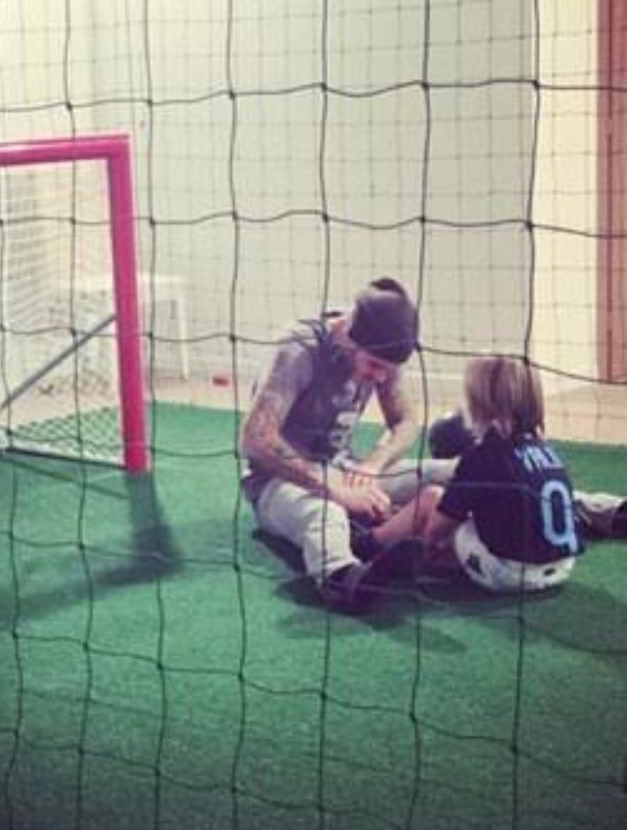 cuentadelgato's tweet photo. Amancio Vicuña, es el nuevo Valentino López 
La obsesión de hacerlos jugar al fútbol y ponerles la 9 ...
De verdad, vemos repetir patrones una y otra vez con niños ajenos... 
Mauro Icardi es para estudio psicológico no? https://t.co/fcVlacT2Vk