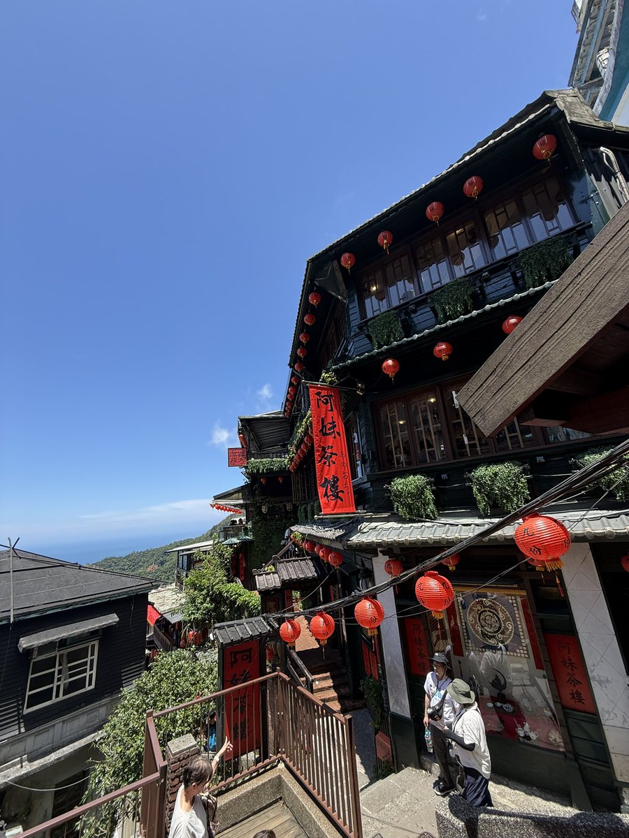 condorian_yuga's tweet photo. 観光地巡り

観光客のほとんどが訪れると言う「十分」「九分」へ

十分瀑布でマイナスイオンを浴び、線路でランタンを飛ばす

九份ではジブリ映画の舞台になったとも言われる古い街並みをぶらぶら

雰囲気が古き良き昭和の日本ぽい

夏空の下では汗の瀑布に虹がかかりそうです

#台湾
#十分
#九份 https://t.co/6D6TqBiNwO