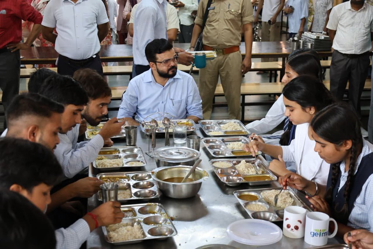RampurDm's tweet photo. आज जवाहर नवोदय विद्यालय, किरा का आकस्मिक निरीक्षण कर छात्र-छात्राओं को उपलब्ध कराई जा रही सुविधाओं एवं विद्यालय की व्यवस्थाओं का जायजा लिया।
🔹 छात्र-छात्राओं से संवाद कर उनकी समस्याएं एवं आवश्यकताएं जानीं।
🔹 छात्रों के साथ बैठकर विद्यालय में तैयार भोजन ग्रहण किया एवं भोजन की गुणवत्ता का परीक्षण किया।
🔹 निर्धारित मीनू के अनुसार समय से गुणवत्तापूर्ण एवं पौष्टिक भोजन उपलब्ध कराने के निर्देश दिए।
🔹 विद्यालय की विद्युत आपूर्ति की समस्या पर अधिशासी अभियंता, विद्युत वितरण खंड को निर्धारित रोस्टर के अनुसार विद्युत आपूर्ति सुनिश्चित करने के निर्देश दिए।
🔹 छात्रावास, शौचालय, किचन एवं विद्यालय परिसर में नियमित स्वच्छता बनाए रखने के निर्देश दिए।
🔹 पानी की टंकियों की प्रत्येक माह साफ-सफाई सुनिश्चित कराने को कहा।
🔹 सभी विद्युत उपकरणों को क्रियाशील रखने तथा निष्प्रयोज्य वस्तुओं की नियमानुसार समयबद्ध नीलामी/निस्तारण की कार्रवाई के निर्देश दिए।
🔹 छात्र-छात्राओं के सर्वांगीण विकास हेतु नियमित रूप से खेलकूद एवं सांस्कृतिक गतिविधियां आयोजित कराने के निर्देश दिए।
🔹 निरीक्षण में पाई गई कमियों के समयबद्ध निराकरण हेतु विद्यालय के समस्त स्टाफ के साथ बैठक कर आवश्यक दिशा-निर्देश दिए।
छात्र-छात्राओं की सुविधाएं, सुरक्षा, स्वच्छता एवं गुणवत्तापूर्ण शिक्षा-सुविधाएं सर्वोच्च प्राथमिकता
#SchoolLife #स्कूल #विद्यालय 
@CMOfficeUP @InfoDeptUP 
@ChiefSecyUP @UPGovt