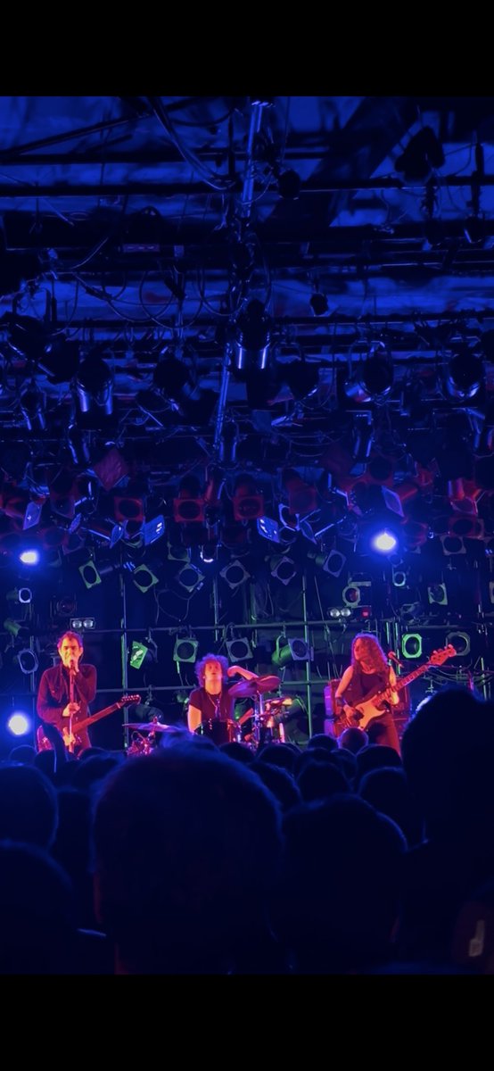 oto_mecha's tweet photo. ジョンスペ やっぱり最高だったー‼︎
セトリ決めずにライブやる方式らしいけど間髪入れずだったな…リズム隊良い
ケンダル嬢 Happy Birthday🎂
あれもこれも聴けて嬉しい。すでにまた観たいからもう毎年来て〜 https://t.co/XjHghLVOI6