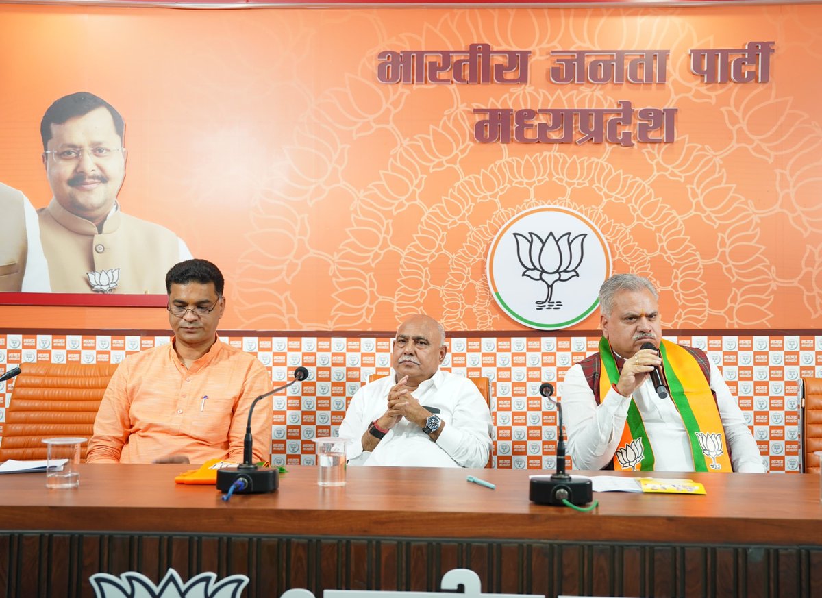 ajayjamwalbjp's tweet photo. भाजपा प्रदेश कार्यालय, भोपाल (मध्यप्रदेश) में आज संभाग प्रभारियों, जिला प्रभारियों एवं जिला अध्यक्षों की बैठक कर संत शिरोमणि गुरु रविदास जी के 650वें जयंती वर्ष के उपलक्ष्य में आयोजित होने वाले प्रदेश स्तरीय ‘समरसता संकल्प अभियान’ एवं ‘कलश वंदन यात्रा’ सहित आगामी संगठनात्मक कार्यक्रमों के प्रभावी क्रियान्वयन हेतु विस्तृत कार्ययोजना तैयार की गई।

#SamrastaSankalpAbhiyan

@BJP4India 
@narendramodi 
@NitinNabin 
@blsanthosh