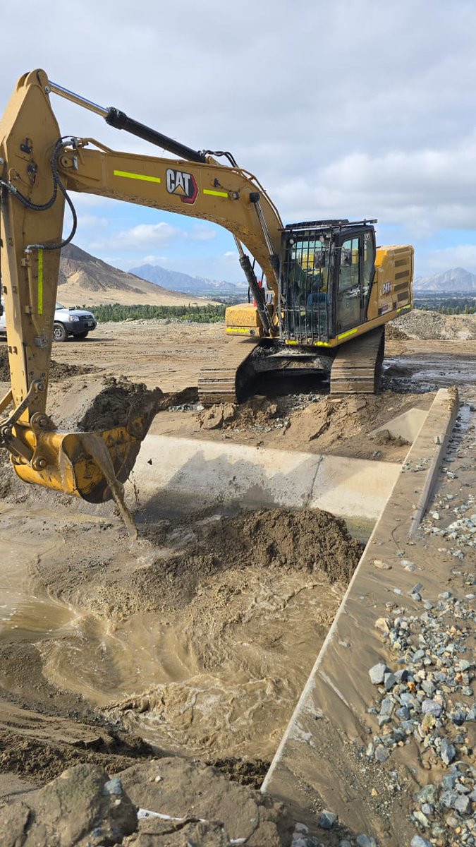 hombredeltiempo's tweet photo. Obras de descolmatación en el canal #Chavimochic tras los huaicos recientes. Increíble evento por su influencia en gran parte de la costa https://t.co/G0ySUi5CF9