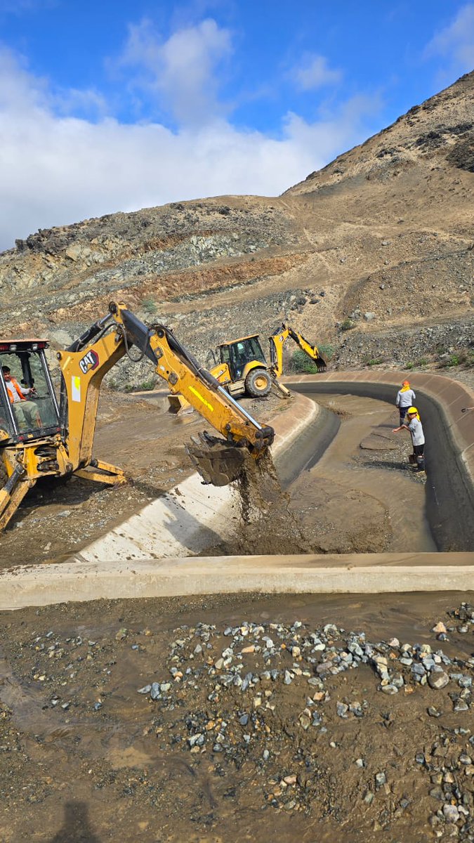 hombredeltiempo's tweet photo. Obras de descolmatación en el canal #Chavimochic tras los huaicos recientes. Increíble evento por su influencia en gran parte de la costa https://t.co/G0ySUi5CF9
