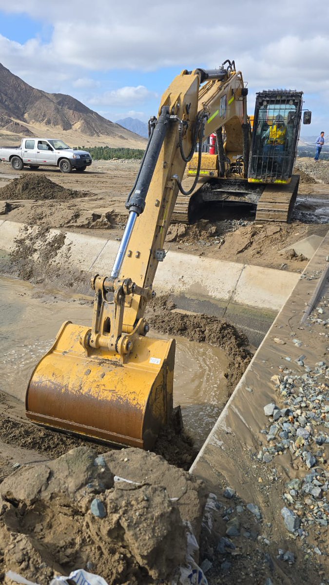 hombredeltiempo's tweet photo. Obras de descolmatación en el canal #Chavimochic tras los huaicos recientes. Increíble evento por su influencia en gran parte de la costa https://t.co/G0ySUi5CF9