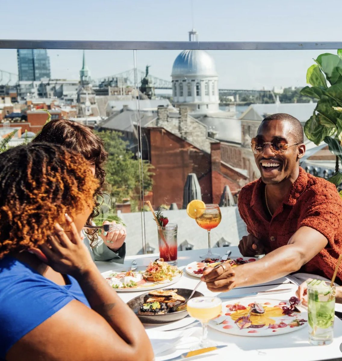 Monmontreal's tweet photo. Ce week-end à #Montréal on :
✅Encourage des athlètes de volleyball
✅Prend la pose
✅Profite d'un autre festival de musique
✅Se déhanche
✅S'installe sur une terrasse

https://t.co/GWT5pq1oPC…

📷 @evablue A. Slattery https://t.co/NBImzRNN3W