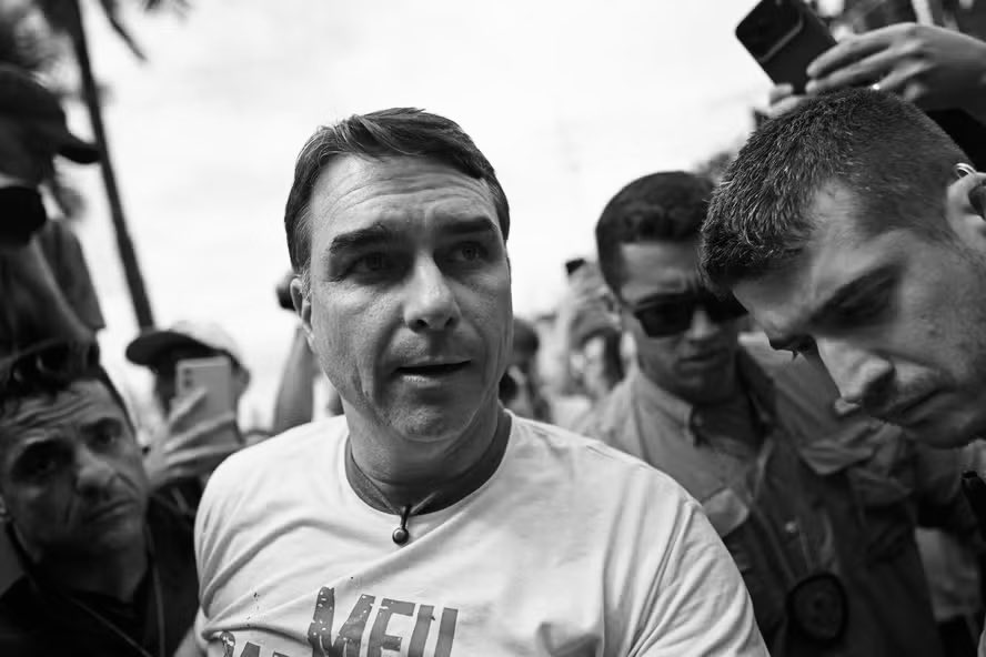pedrorousseff's tweet photo. 🚨BOMBA! Flávio Bolsonaro LIGOU PELO MENOS CINCO VEZES em UM MÊS para Vorcaro, segundo jornalista Paulo Motoryn

Rachadinha chegou a DIZER que era "mentira", mas REGISTROS PROVAM O CONTRÁRIO

O BRASIL INTEIRO PRECISA SABER A VERDADE! 👀🇧🇷💣 https://t.co/x3FWTSGmkn