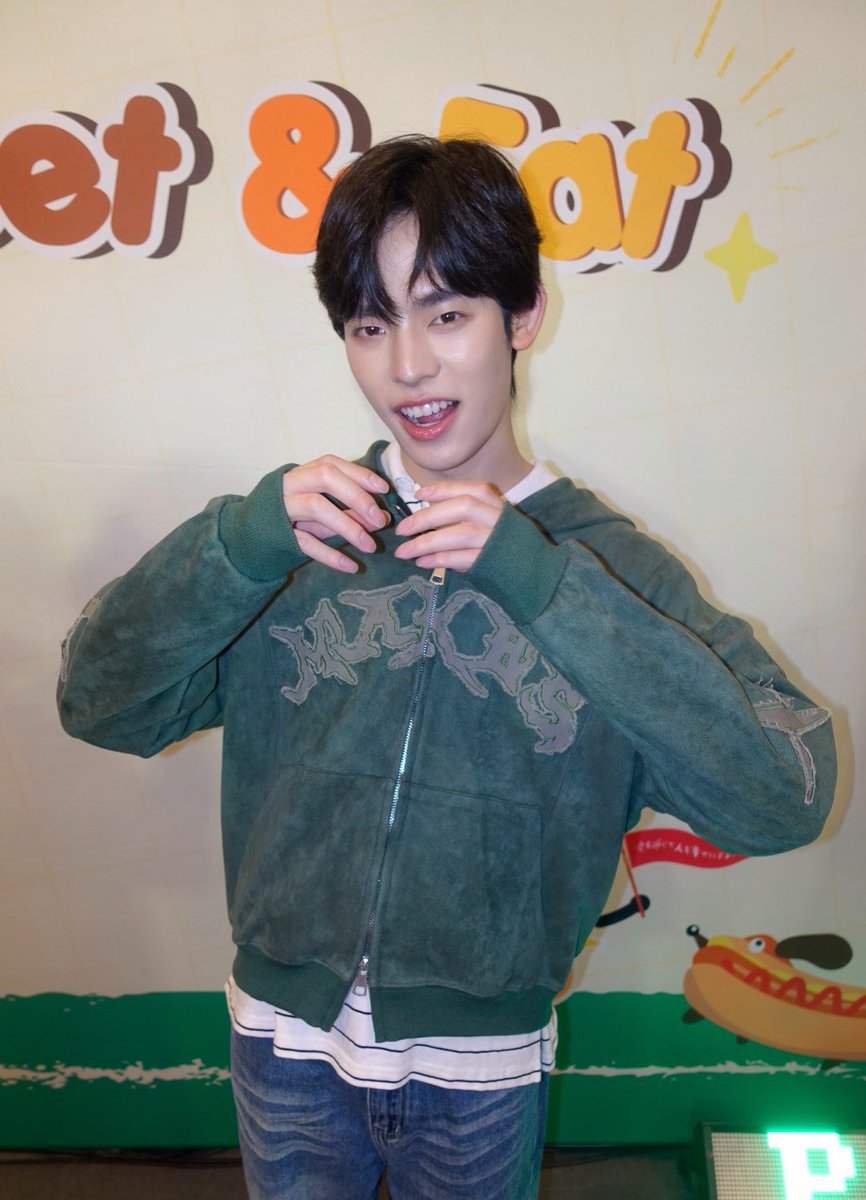 MOSBurger_Th's tweet photo. วันนี้แต่งตุวเป็นผักของมอสเบอร์เกอร์ค้าบ🥬💚🍔 

TTP WITH MOS BURGER

#MOSBURGERxTEETEEPOR https://t.co/PhPd6eJlLn