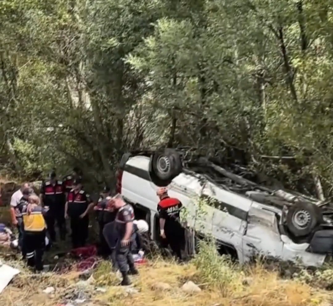 EmanetogluZafer's tweet photo. Memleketimiz olan Sivas Suşehri'nde meydana gelen trafik kazasında maalesef 4 vatandaşımız hayatını kaybetmiş, 4'ü ağır 10 vatandaşımız yaralanmıştır.
Vefat eden kardeşlerimize Allah’tan rahmet, yaralı kardeşlerimize şifa niyaz ediyorum. 
Yakınlarını kaybeden ailelerimize sabrı cemil niyaz ediyorum. 
Başımız sağolsun.