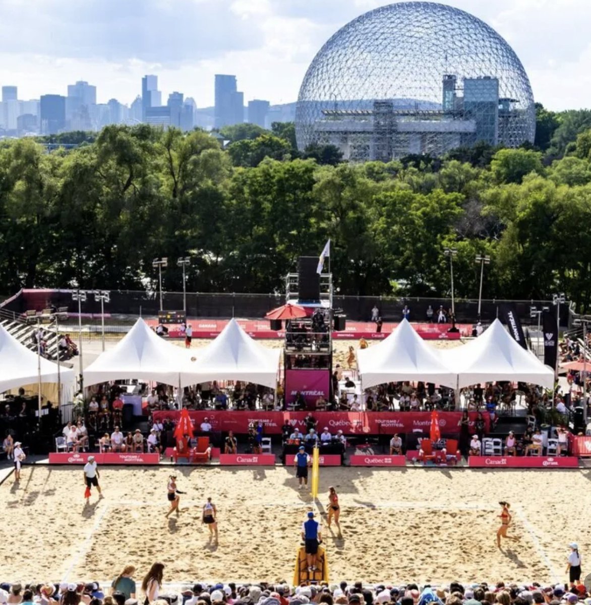 Monmontreal's tweet photo. Ce week-end à #Montréal on :
✅Encourage des athlètes de volleyball
✅Prend la pose
✅Profite d'un autre festival de musique
✅Se déhanche
✅S'installe sur une terrasse

https://t.co/GWT5pq1oPC…

📷 @evablue A. Slattery https://t.co/NBImzRNN3W
