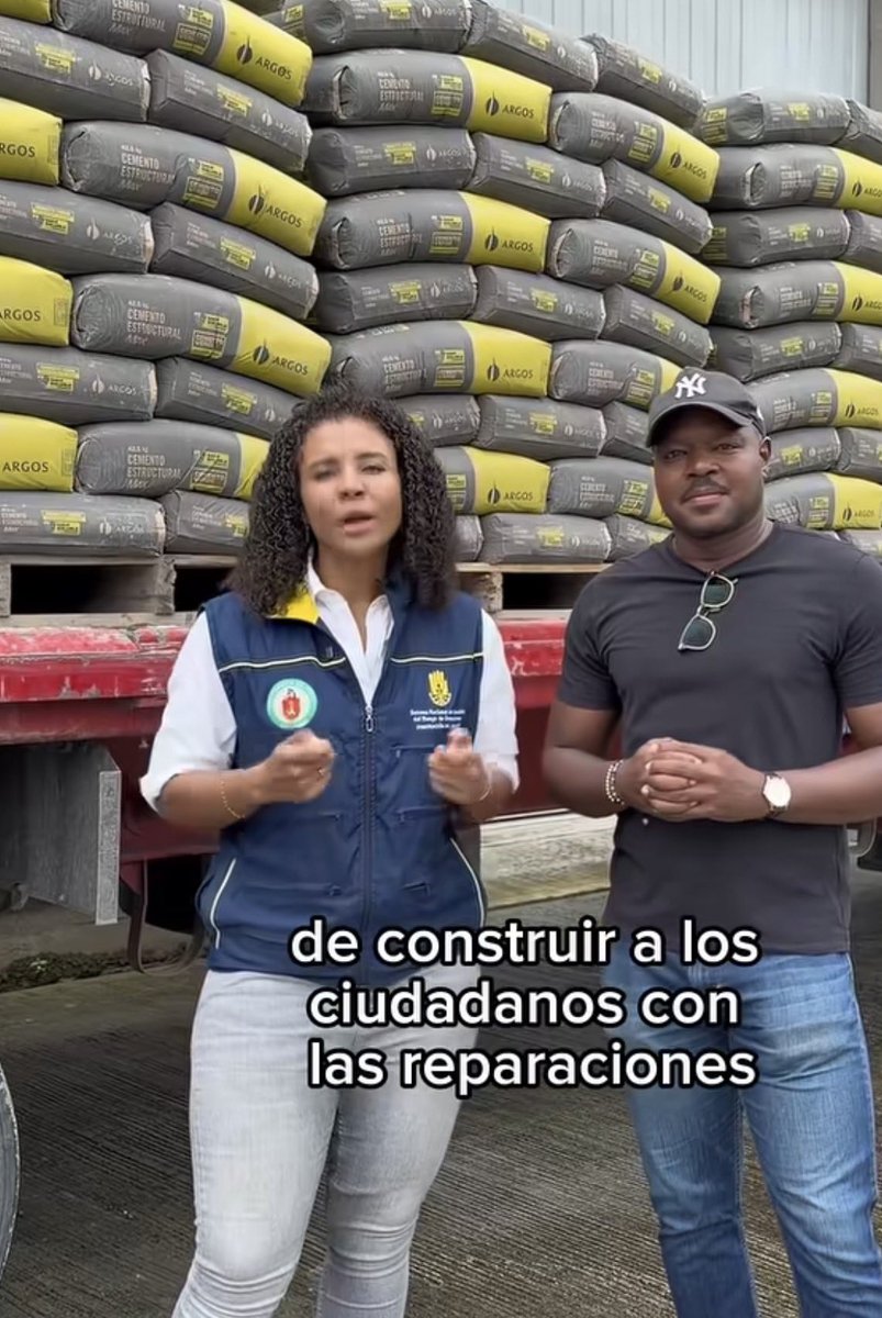 Yaya_blondie's tweet photo. Imagínense que a esta súper gobernadora @NubiaCarolinaCC le están pidiendo que no haga tanto tik tok unos periodistas resentidos. Pero si no le aplauden que ya empezó a hacer crecer el banco de materiales. Las redes bien usadas funcionan y esta mujer si que está dando cátedra de cómo se maneja una crisis❤️‍🩹🇨🇴
