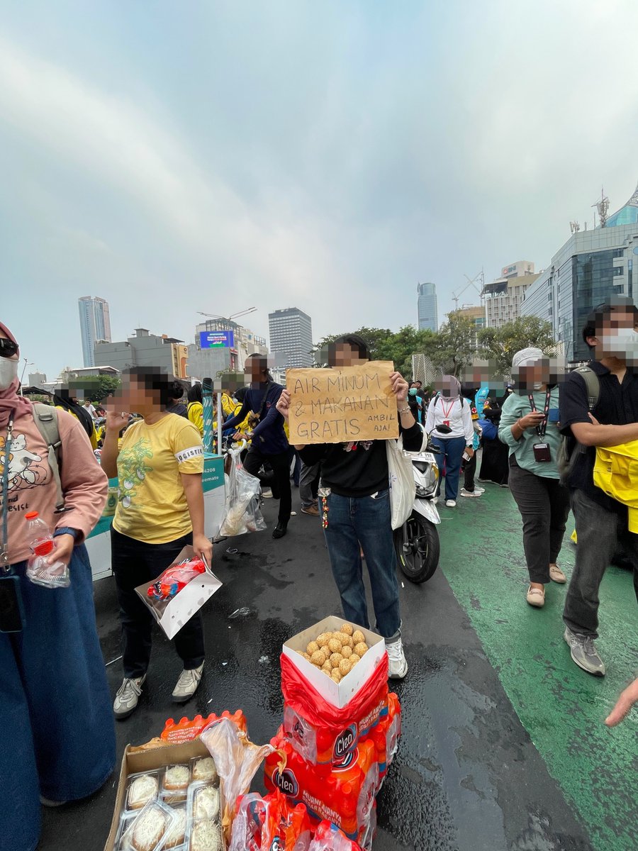 peritapimenulis's tweet photo. Cerita sedikit. Niat awalnya kita cuma mau berbagi makanan sedikit buat demonstran, tapi akhirnya join sama aliansi ibu-ibu Indonesia! 

Seru banget ya aksi rakyat bantu rakyat 🤍 
Btw ini semua pakai uang rakyat, ya. https://t.co/mSvp7jnZTm