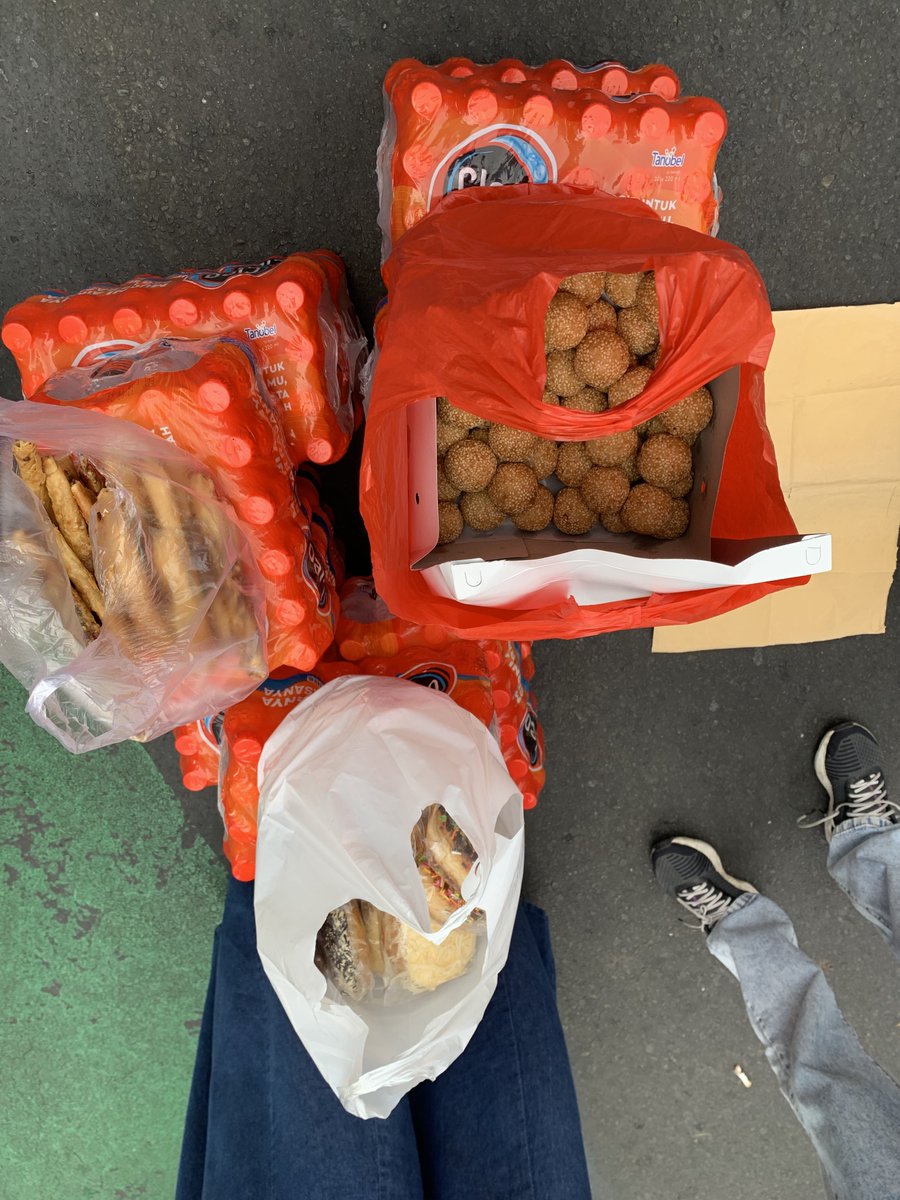 peritapimenulis's tweet photo. Cerita sedikit. Niat awalnya kita cuma mau berbagi makanan sedikit buat demonstran, tapi akhirnya join sama aliansi ibu-ibu Indonesia! 

Seru banget ya aksi rakyat bantu rakyat 🤍 
Btw ini semua pakai uang rakyat, ya. https://t.co/mSvp7jnZTm