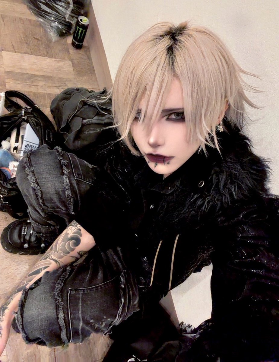 DIARIS_GD's tweet photo. 2daysお疲れ様でした❕
今日黒メイクした､黒ピアスあともうちょっと残したいので､北海道これで！

ビジュリストに「髪の毛に北海道マスコット付けたい」って書いてたけど､北海道マスコットは誰？

好きな北海道キャラ教えてください
20日に北海道で会おう🚣‍♀️✈️🚅🚝 https://t.co/3LHphe9By9