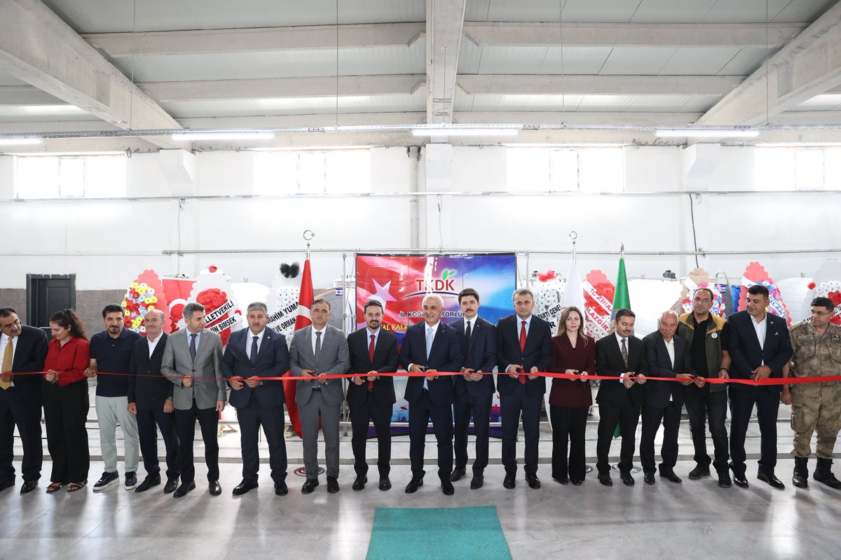 kaymakamlik1071's tweet photo. 📌 MALAZGİRT ZİRAAT ODASI SÜT TOPLAMA MERKEZİ HİZMETE AÇILDI

Valimiz Avni Çakır, Kaymakamımız Ahmed Tayyib KAHRAMAN, TKDK Başkanı Dr. Ahmet Antalyalı, Tarım ve Orman Bakanlığı Tarım Reformu Genel Müdür Yardımcısı Muhsin Yazıcı, Tarım ve Orman Bakanlığı Hayvancılık Genel Müdür Yardımcısı Bekir Yücel Tanrıkulu, TKDK Muş İl Koordinatörü Gözde Çelebi, Malazgirt Ziraat Odası Başkanı Tahsin Kılıç, muhtarlarımız, ziraat odası başkanlarımız ile il ve ilçe protokolünün katılımıyla, Malazgirt Ziraat Odası Süt Toplama Merkezi'nin açılış töreni gerçekleştirildi.

Tarım ve Kırsal Kalkınmayı Destekleme Kurumu (TKDK) tarafından %50 hibe desteğiyle desteklenen ve Malazgirt Ziraat Odası Başkanlığı tarafından hayata geçirilen merkez, günlük 30 ton süt toplama kapasitesiyle bölgedeki üreticilerimize önemli katkılar sağlayacak.

İlk sütün tanklara verilmesiyle birlikte faaliyete başlayan merkezin, süt üretiminin daha verimli hâle getirilmesine, üreticilerimizin desteklenmesine ve kırsal kalkınmanın güçlendirilmesine önemli katkılar sunması hedefleniyor.

Başta üreticilerimiz olmak üzere, Malazgirtli hemşehrilerimize ve ilçemize hayırlı olmasını diliyor, bereketli ve bol kazançlı bir üretim dönemi temenni ediyoruz.