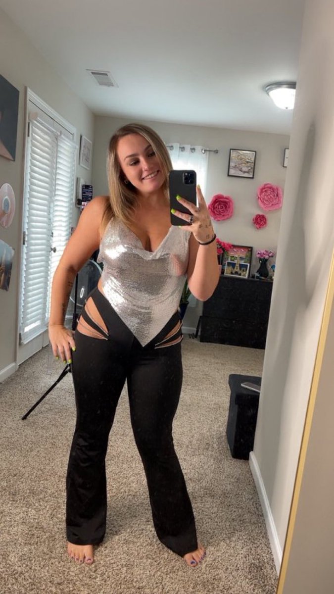 Morgan1byqcc's tweet photo. Do you like my pants? https://t.co/wJYMu3U1GP