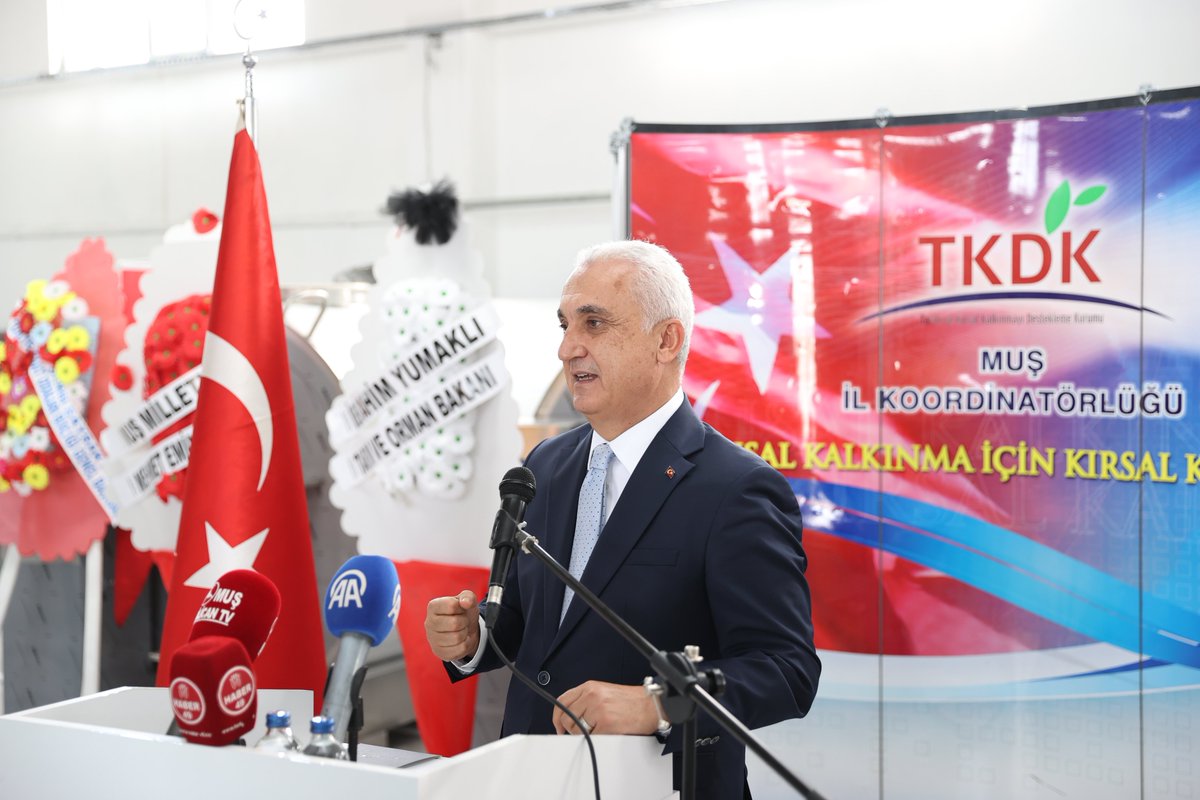 kaymakamlik1071's tweet photo. 📌 MALAZGİRT ZİRAAT ODASI SÜT TOPLAMA MERKEZİ HİZMETE AÇILDI

Valimiz Avni Çakır, Kaymakamımız Ahmed Tayyib KAHRAMAN, TKDK Başkanı Dr. Ahmet Antalyalı, Tarım ve Orman Bakanlığı Tarım Reformu Genel Müdür Yardımcısı Muhsin Yazıcı, Tarım ve Orman Bakanlığı Hayvancılık Genel Müdür Yardımcısı Bekir Yücel Tanrıkulu, TKDK Muş İl Koordinatörü Gözde Çelebi, Malazgirt Ziraat Odası Başkanı Tahsin Kılıç, muhtarlarımız, ziraat odası başkanlarımız ile il ve ilçe protokolünün katılımıyla, Malazgirt Ziraat Odası Süt Toplama Merkezi'nin açılış töreni gerçekleştirildi.

Tarım ve Kırsal Kalkınmayı Destekleme Kurumu (TKDK) tarafından %50 hibe desteğiyle desteklenen ve Malazgirt Ziraat Odası Başkanlığı tarafından hayata geçirilen merkez, günlük 30 ton süt toplama kapasitesiyle bölgedeki üreticilerimize önemli katkılar sağlayacak.

İlk sütün tanklara verilmesiyle birlikte faaliyete başlayan merkezin, süt üretiminin daha verimli hâle getirilmesine, üreticilerimizin desteklenmesine ve kırsal kalkınmanın güçlendirilmesine önemli katkılar sunması hedefleniyor.

Başta üreticilerimiz olmak üzere, Malazgirtli hemşehrilerimize ve ilçemize hayırlı olmasını diliyor, bereketli ve bol kazançlı bir üretim dönemi temenni ediyoruz.